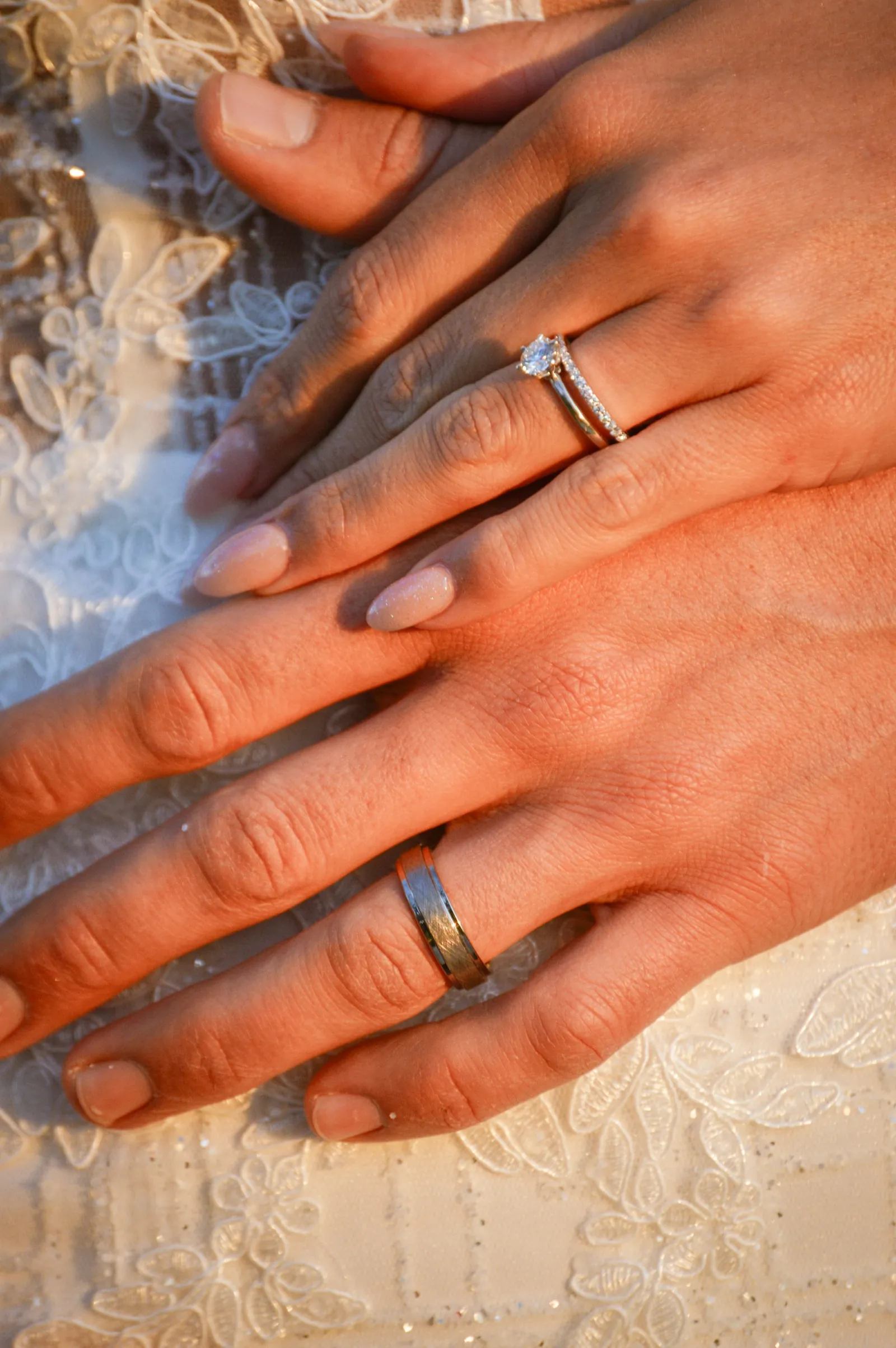 Mâini împreunate cu verighete, fotografiate în detaliu. Imagine demonstrativă.