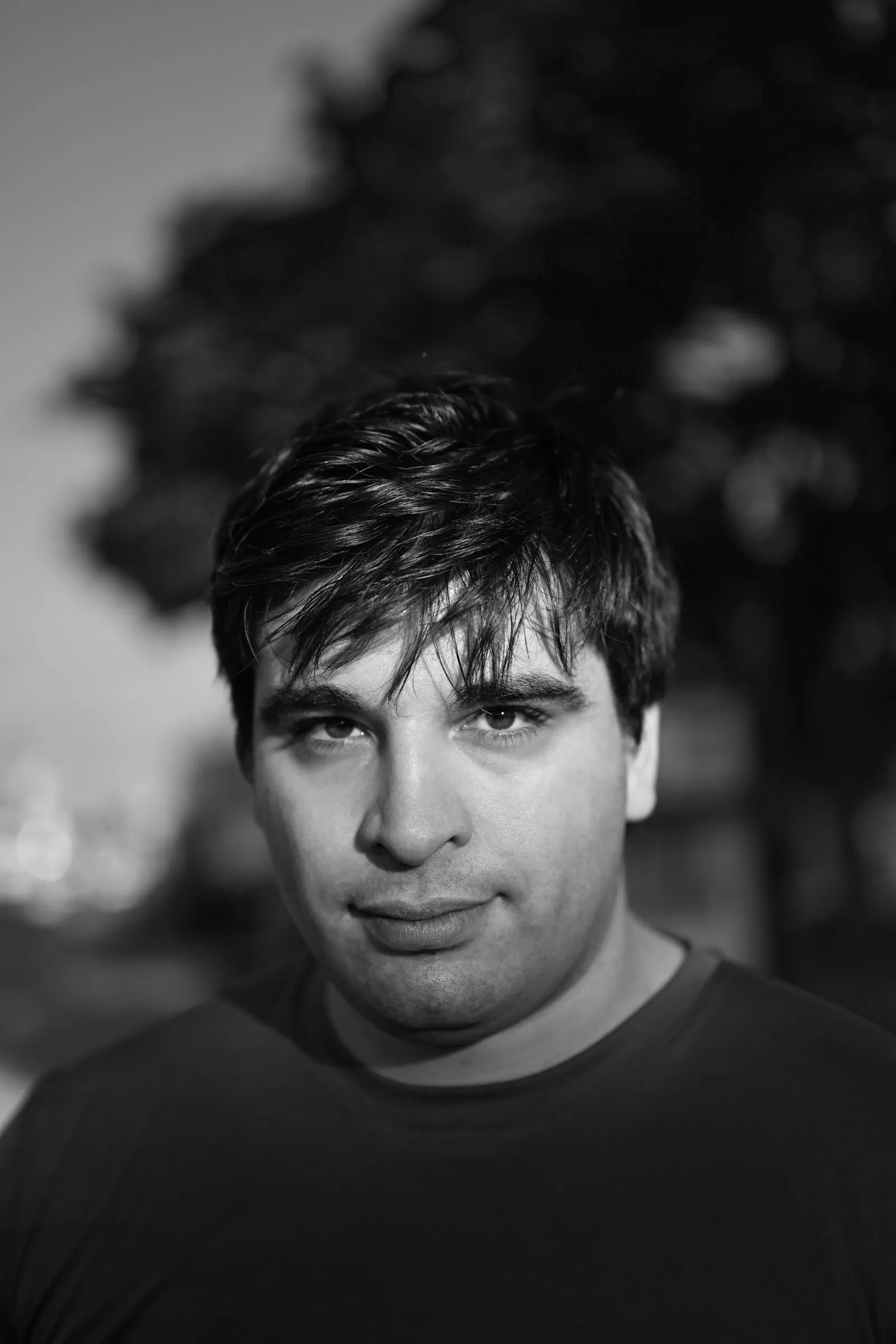 Portret masculin în alb și negru, în lumină naturală. Imagine demonstrativă.