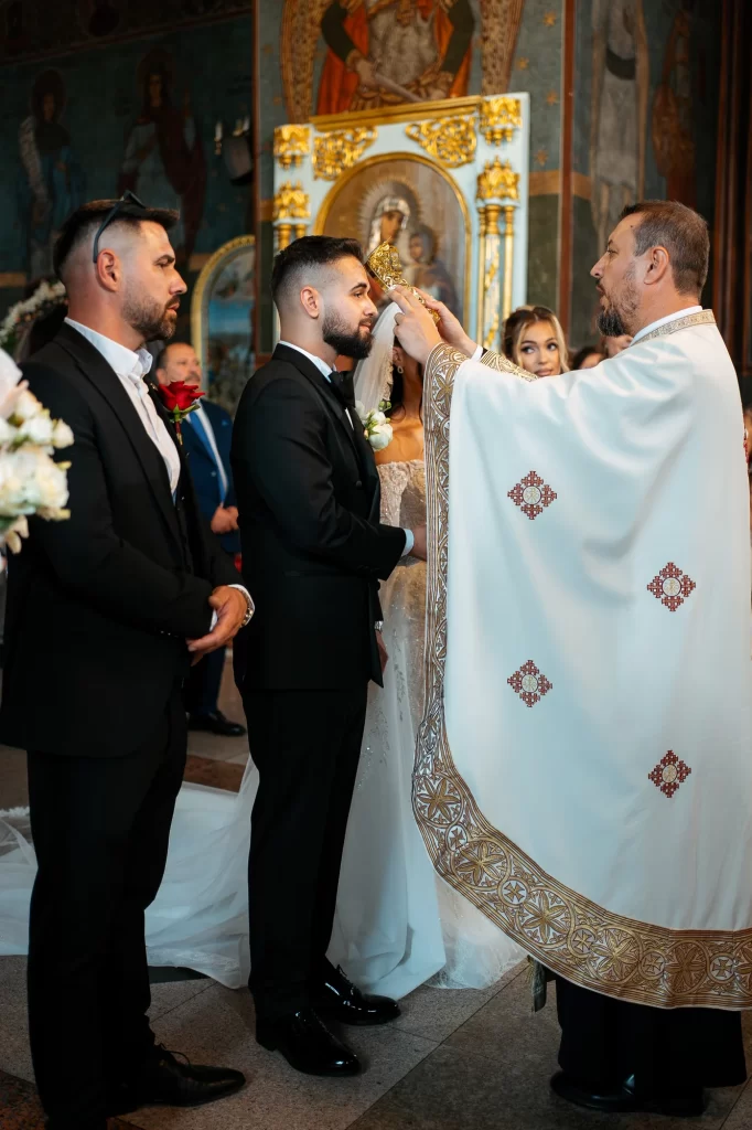 Bianca & Ștefan — Momentul încoronării mirelui.