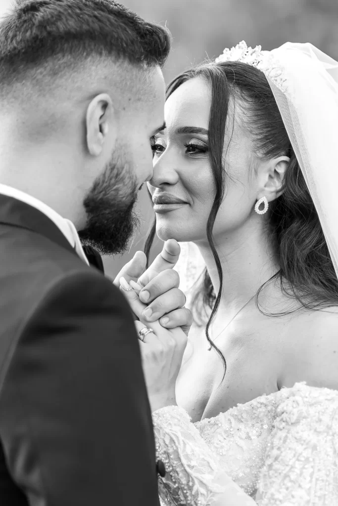 Bianca & Ștefan — Apropiere și emoție în alb-negru.