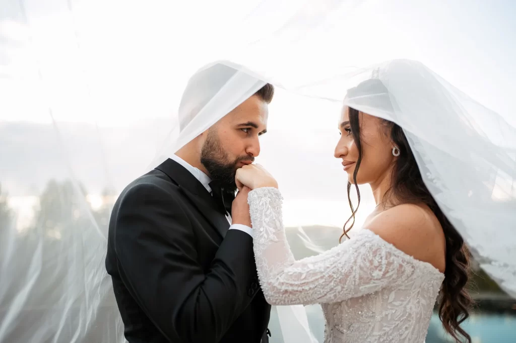 Bianca & Ștefan — Mirii sub voal în lumină moale.