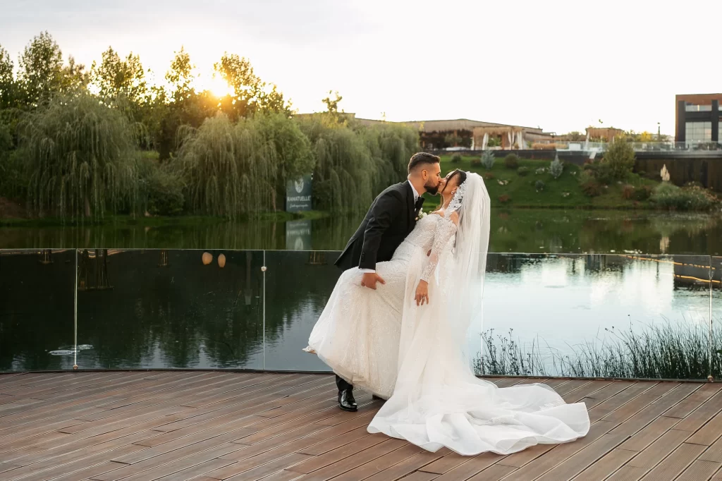 Bianca & Ștefan — Sărut în lumină de apus.
