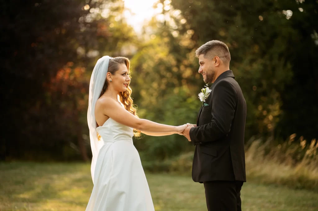 Cătălina & Răzvan — Privire reciprocă și gest apropiat.