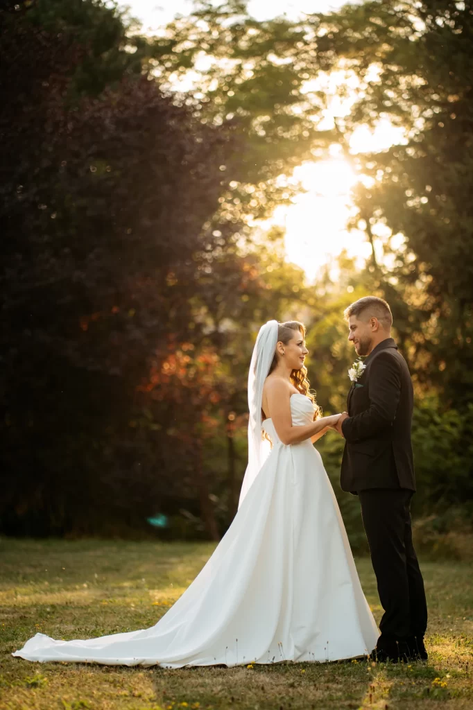 Cătălina & Răzvan — Silueta completă a rochiei și contre-jour.