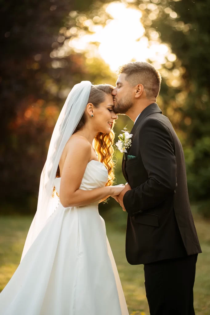 Cătălina & Răzvan — Sărut pe frunte cu expresie liniștită.