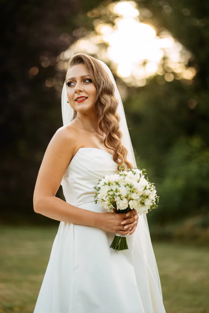 Cătălina & Răzvan — Portret individual cu buchet.