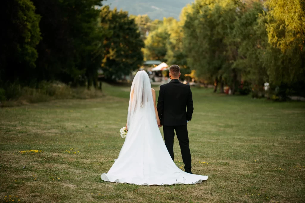 Cătălina & Răzvan — Cuplul din spate și trena.