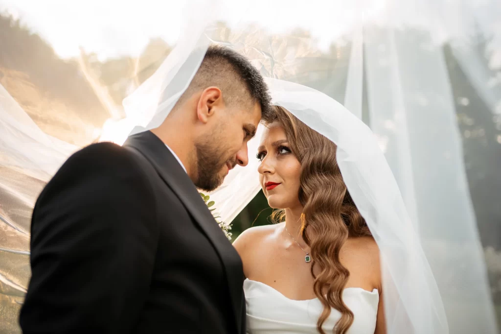 Cătălina & Răzvan — Apropiere sub voal cu privire intensă.