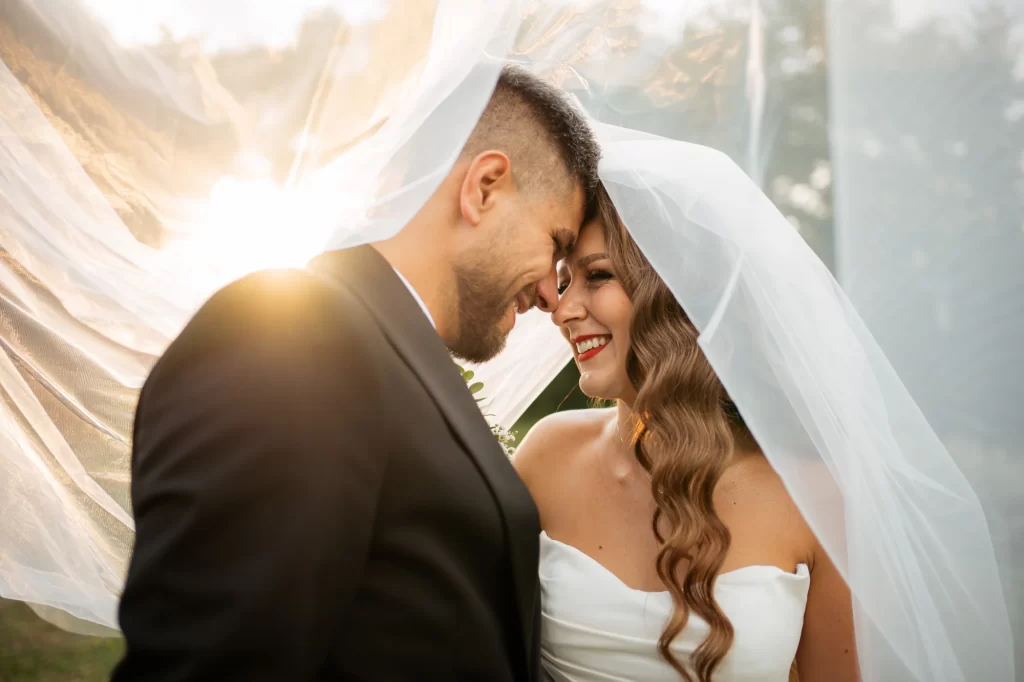 Cătălina & Răzvan — Râs autentic sub voal.