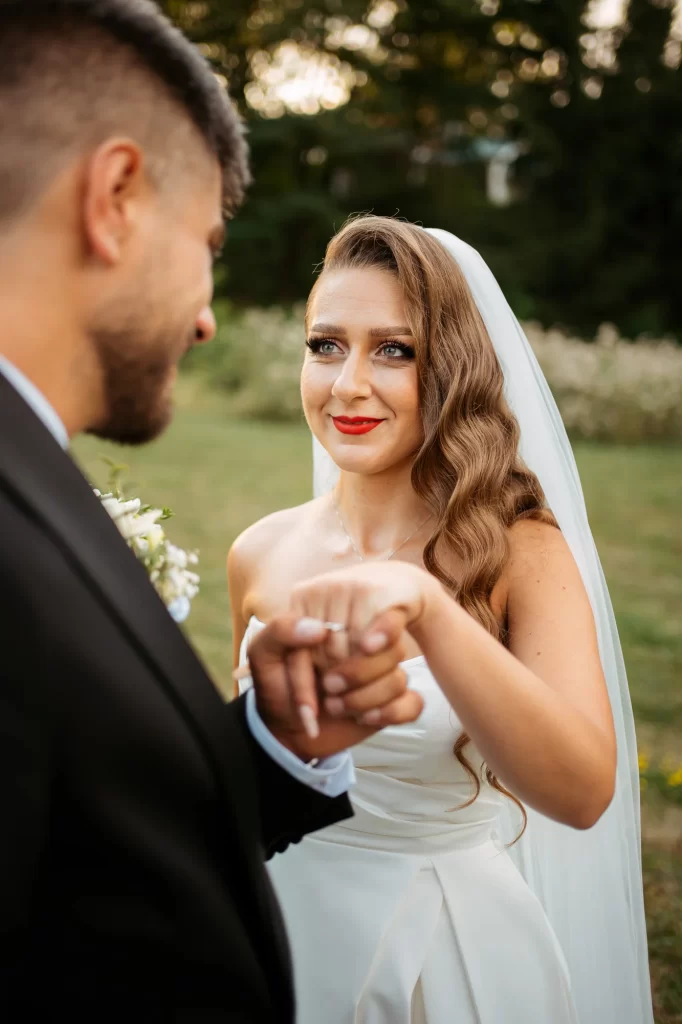 Cătălina & Răzvan — Privire directă a miresei către mire.