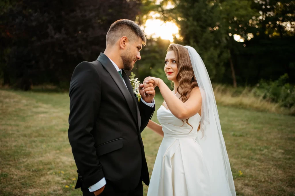 Cătălina & Răzvan — Gest al mâinii și contact vizual.