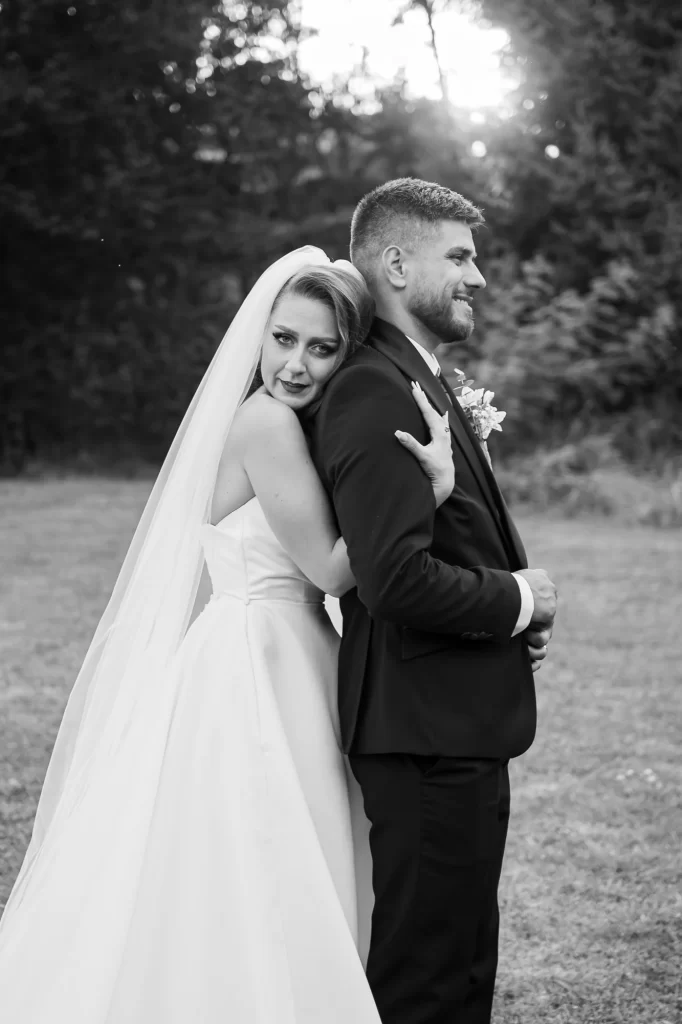 Cătălina & Răzvan — Alb-negru cu privire spre cameră.