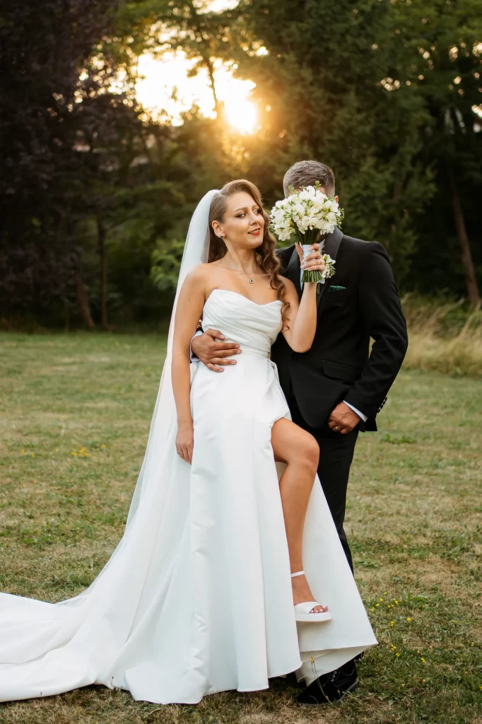Cătălina & Răzvan — Moment jucăuș cu buchetul.