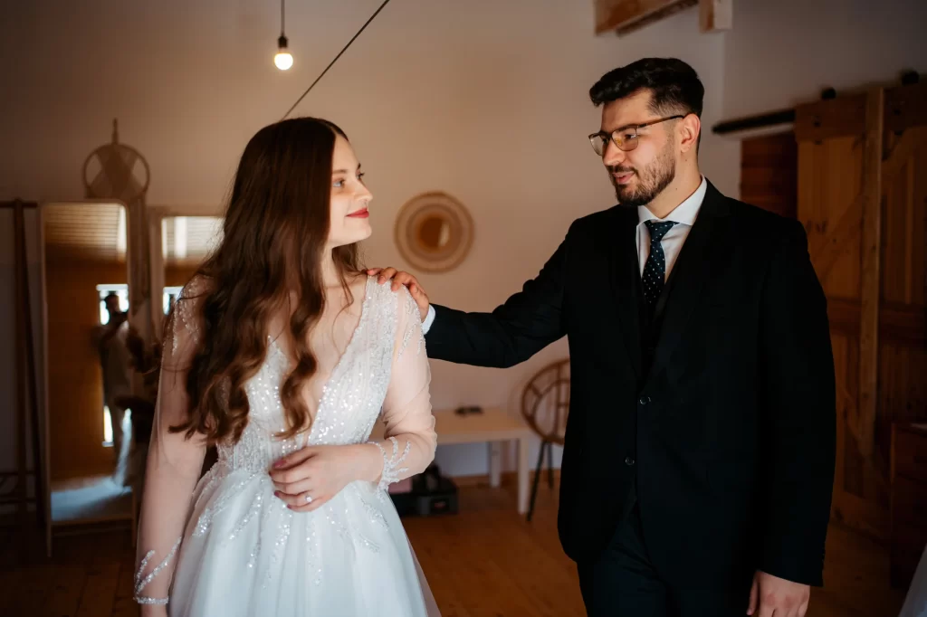 Mihaela & Mihai — Prima întâlnire în ținutele de nuntă.