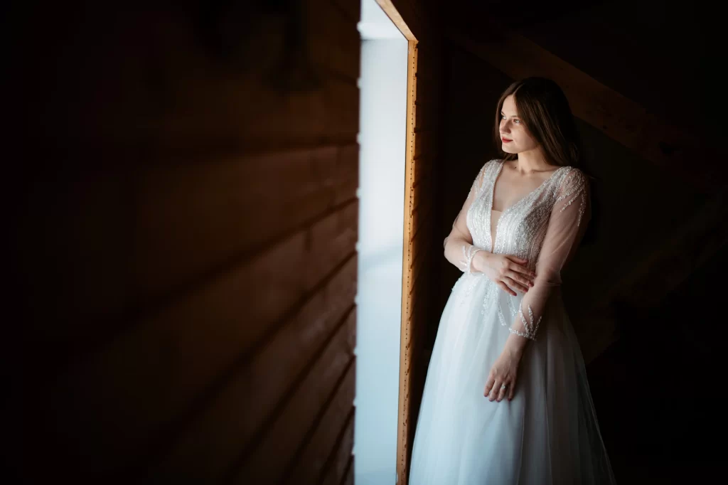 Mihaela & Mihai — Portret orizontal al miresei cu spațiu negativ și lumină laterală.