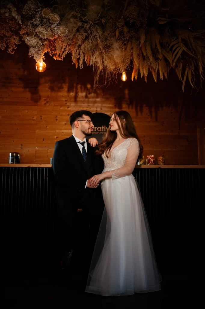 Mihaela & Mihai — Portret de cuplu cu lumină joasă și decor cald.