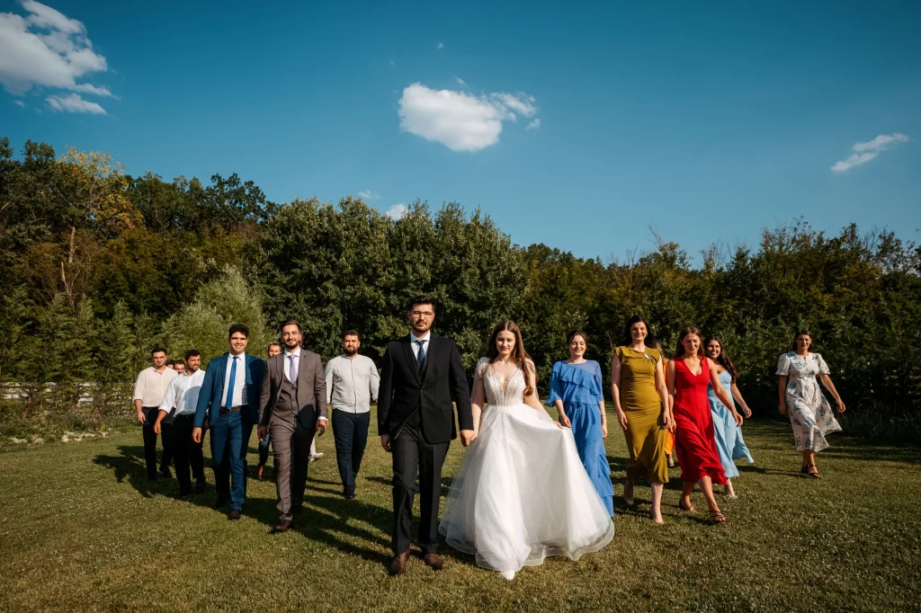 Mihaela & Mihai — Cadru larg cu grupul în mers.