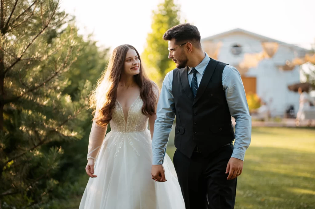 Mihaela & Mihai — Plimbare în aer liber cu priviri reciproce și lumină caldă.