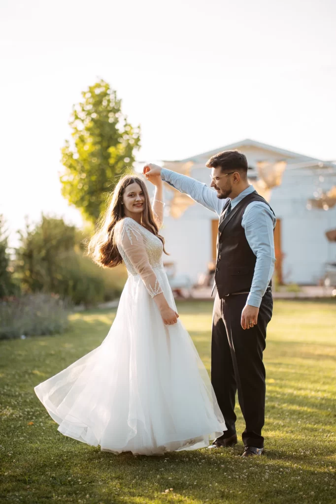 Mihaela & Mihai — Rotirea miresei pune rochia în mișcare și schimbă ritmul galeriilor.