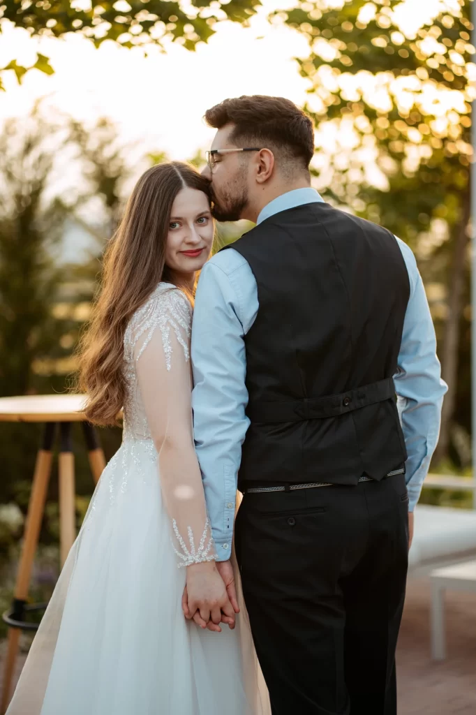 Mihaela & Mihai — Privire peste umăr și mâini unite.