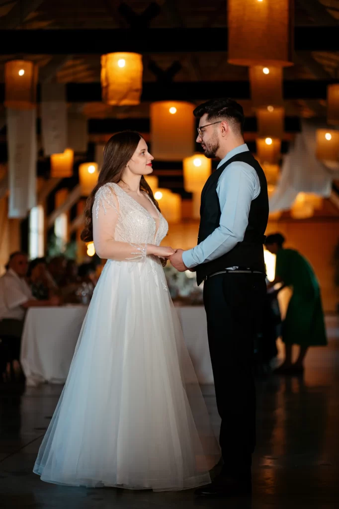Mihaela & Mihai — Cuplul dansând în sala luminată cald.