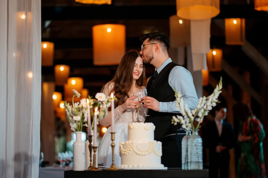 Mihaela & Mihai — Toast lângă tort.