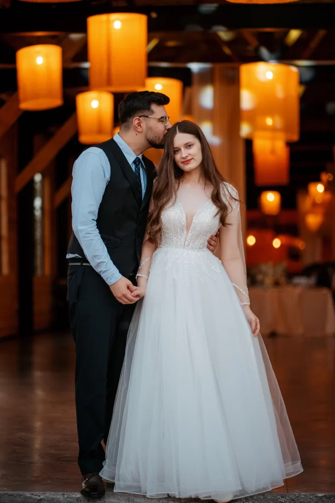 Mihaela & Mihai — Portret de seară în sala cu felinare.