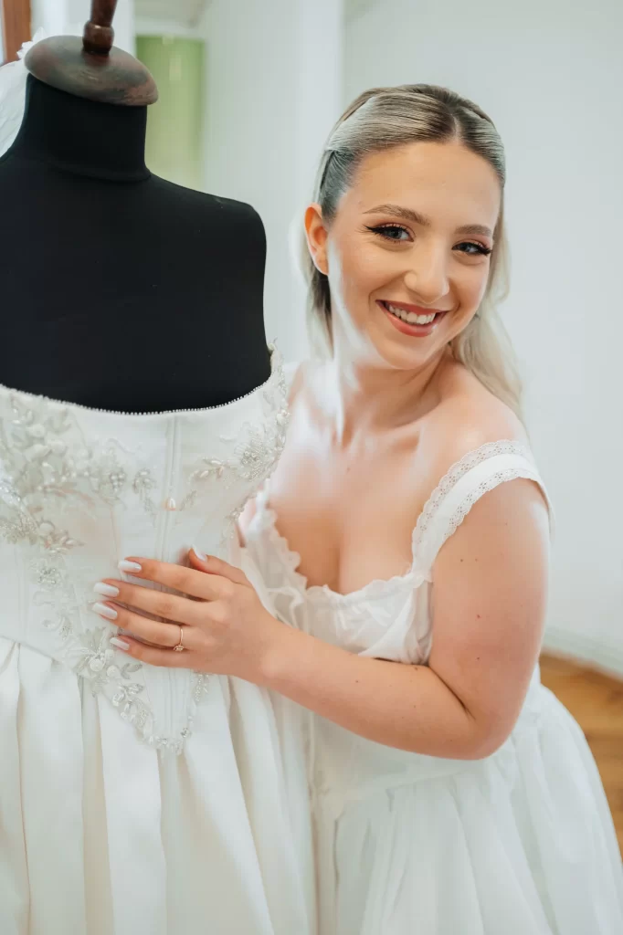 Miruna & Ionuț — Portret luminos și zâmbet autentic al miresei înainte de îmbrăcare.