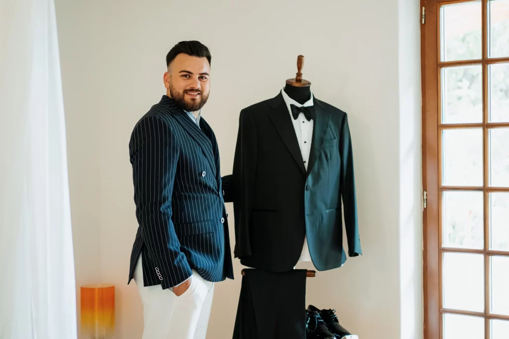 Miruna & Ionuț — Portret al mirelui lângă costum.