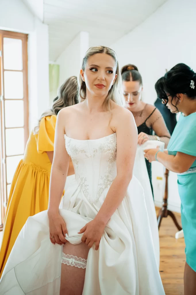 Miruna & Ionuț — Îmbrăcarea rochiei cu ajutorul apropiaților.