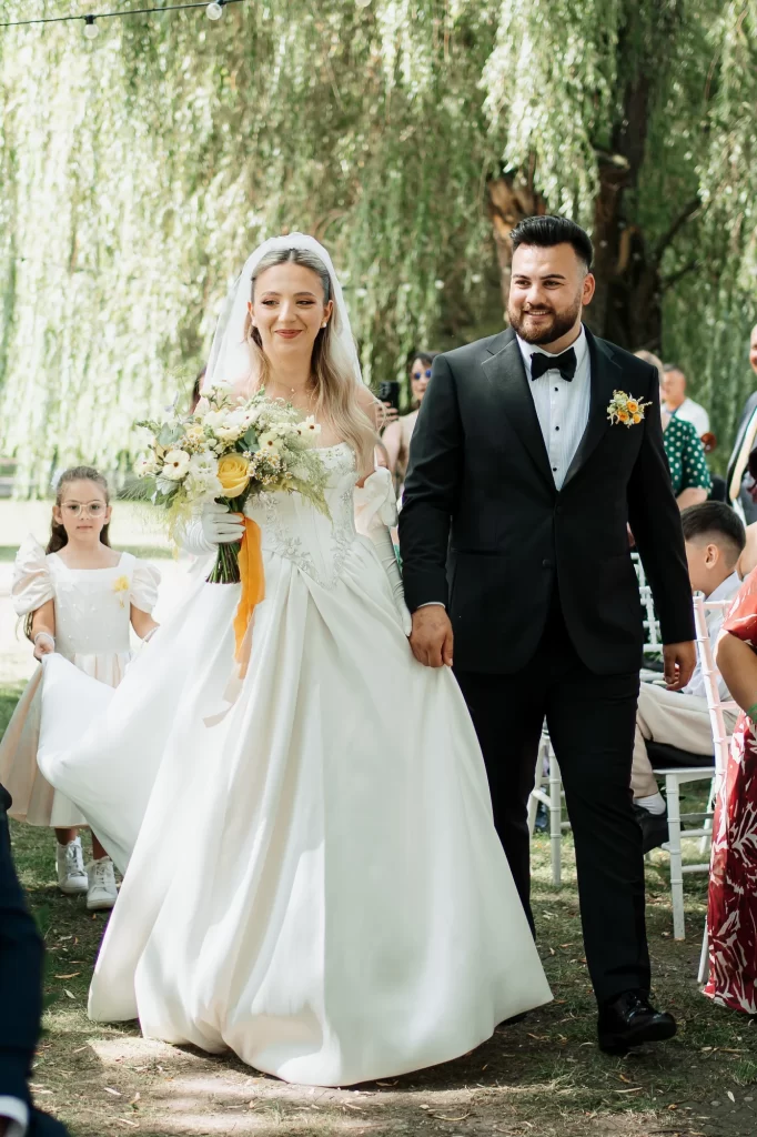 Miruna & Ionuț — Intrarea cuplului pe alee alături de copil.