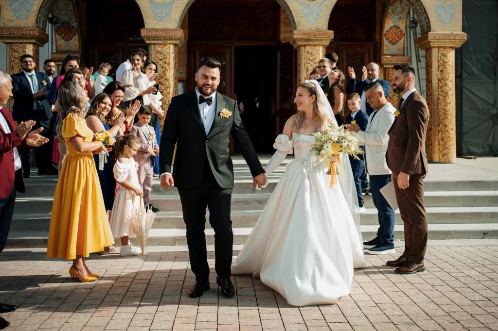 Miruna & Ionuț — Ieșirea din biserică printre invitați.
