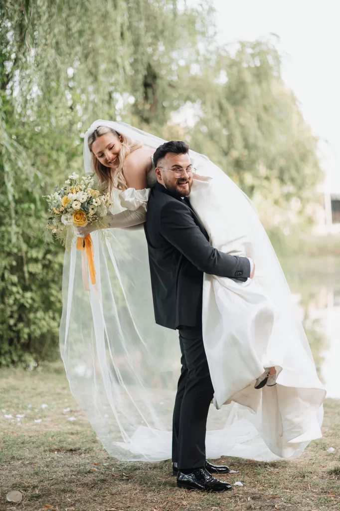 Miruna & Ionuț — Ridicare jucăușă a miresei.