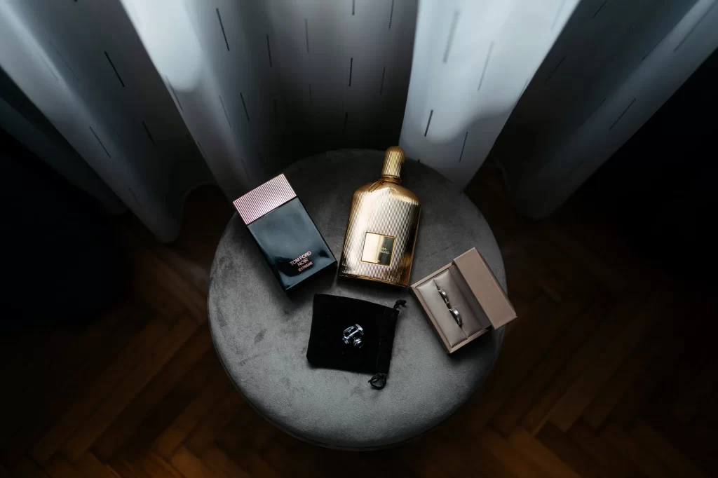Nicoleta & Mihai — Flat lay în lumină laterală.