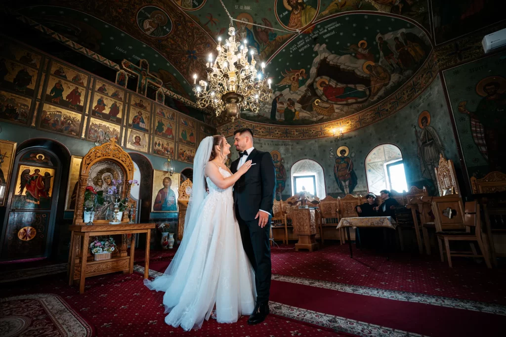 Nicoleta & Mihai — Portret de cuplu sub bolta bisericii.