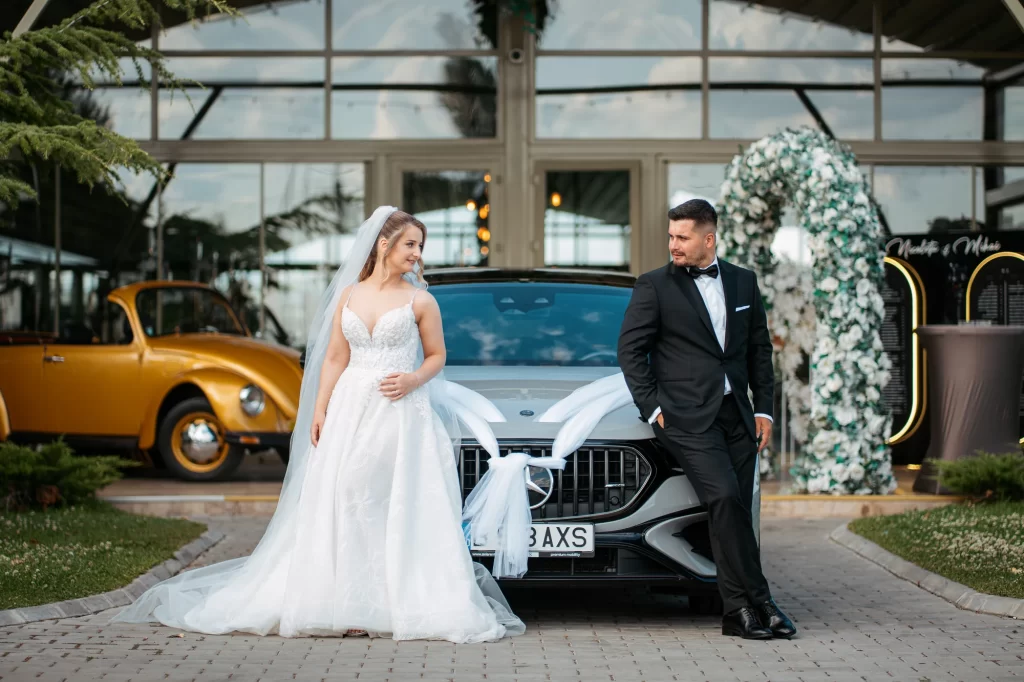 Nicoleta & Mihai — Portret ambiental cu mașina și locația.