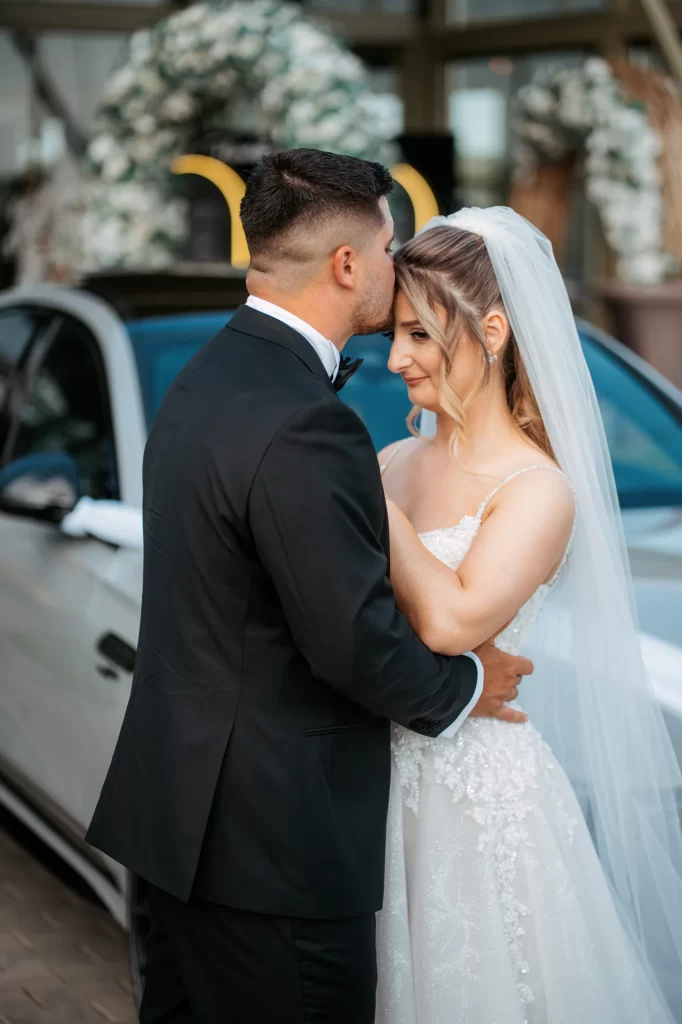 Nicoleta & Mihai — Sărut pe frunte în exterior.