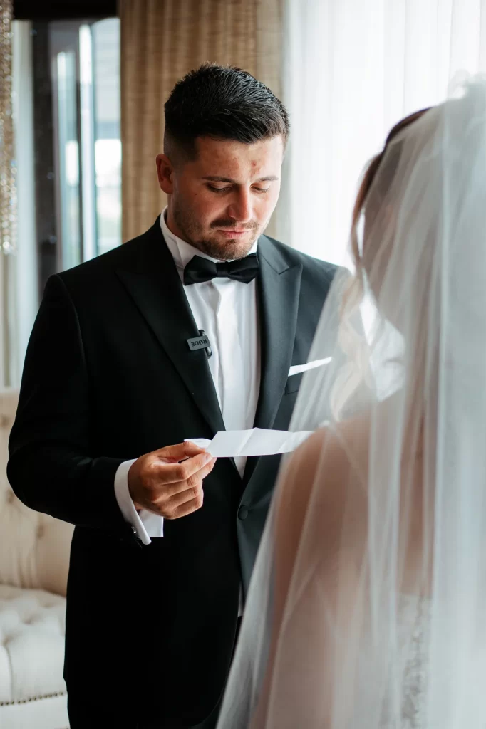 Nicoleta & Mihai — Mirele citind mesajul.
