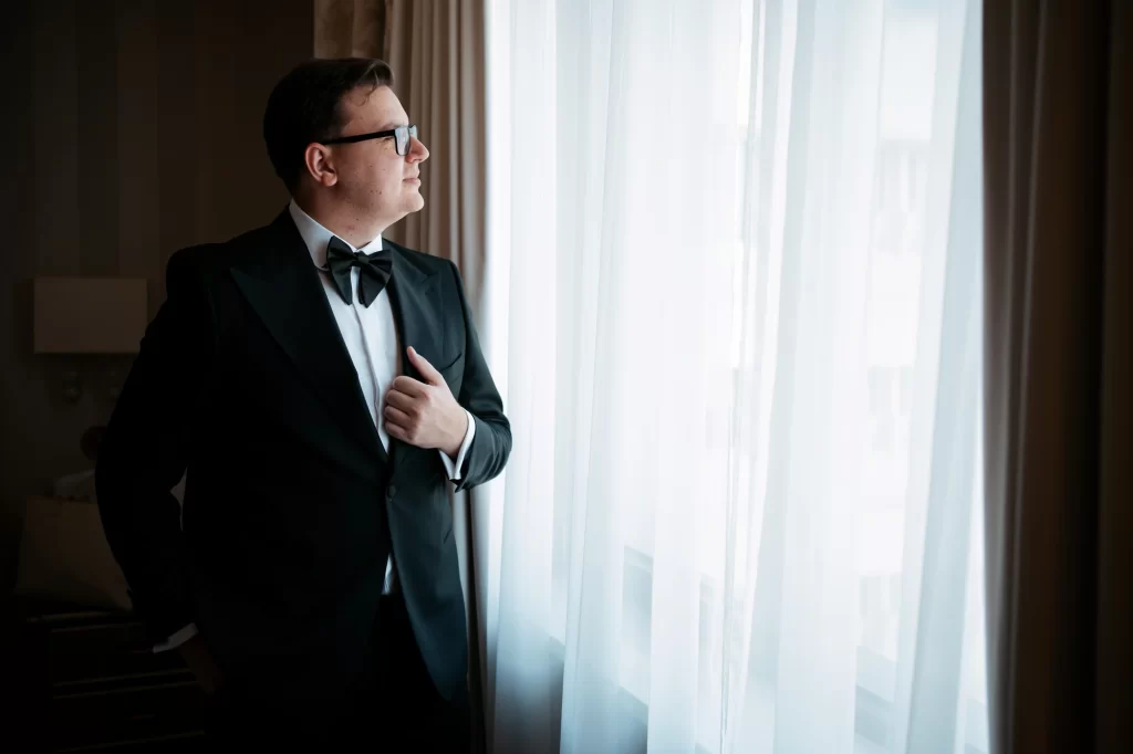 Raluca & Marius — Portret al mirelui la fereastră.