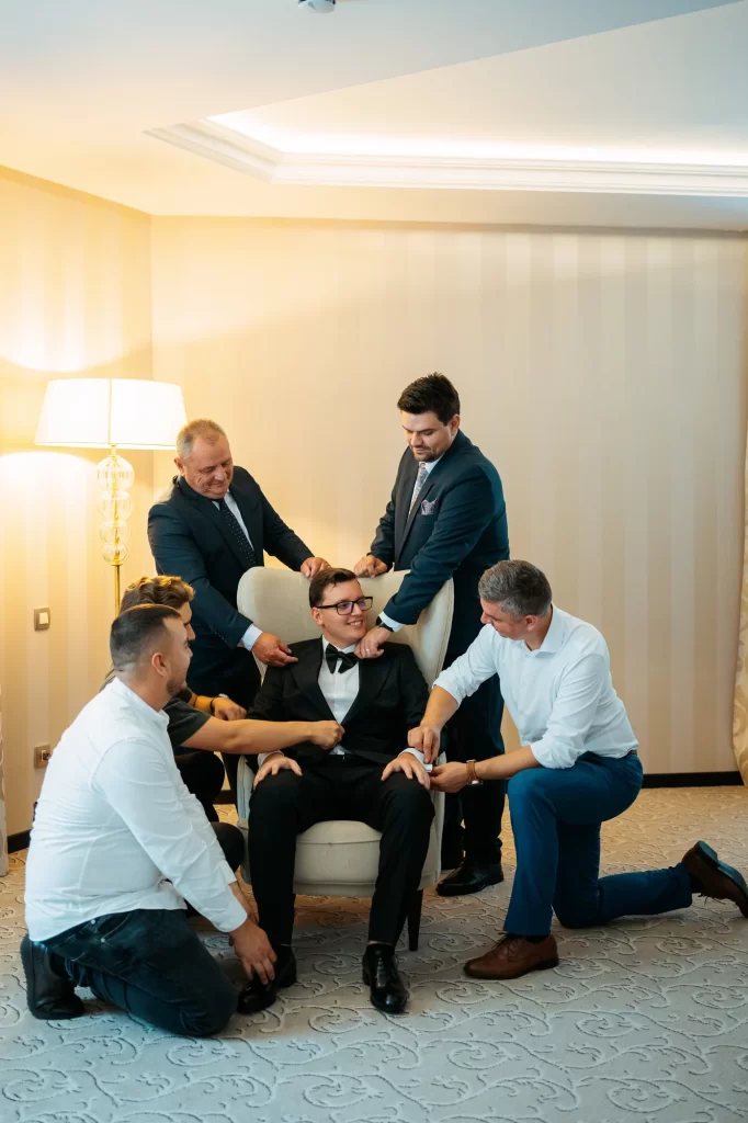 Raluca & Marius — Mirele cu apropiații în timpul pregătirilor.