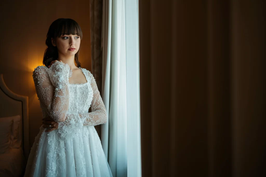 Raluca & Marius — Portret al miresei la fereastră.