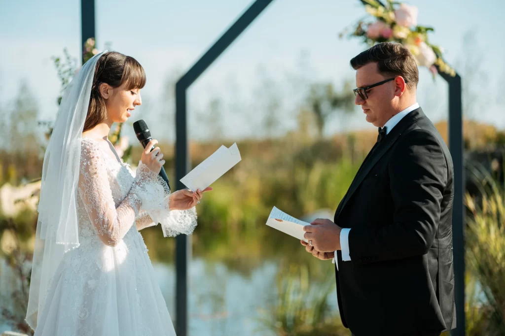 Raluca & Marius — Mireasa citește.