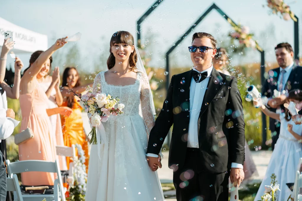 Raluca & Marius — Ieșire printre invitați și baloane.