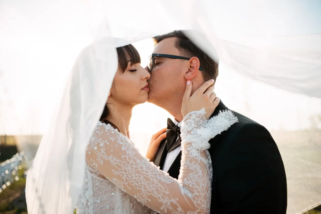 Raluca & Marius — Sărut sub voal.