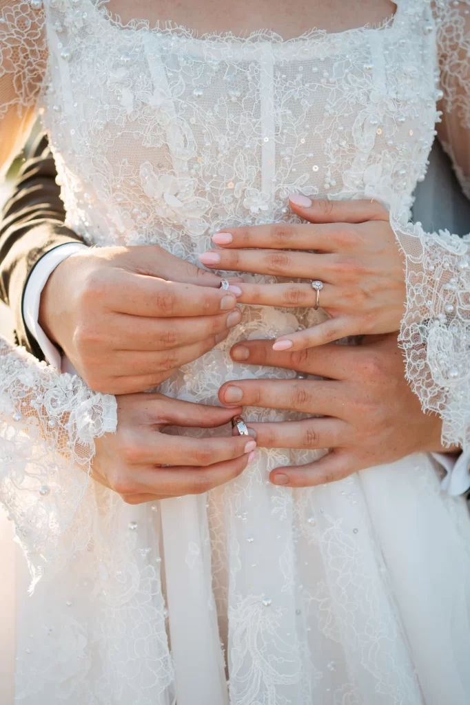 Raluca & Marius — Mâinile și verighetele pe rochie.