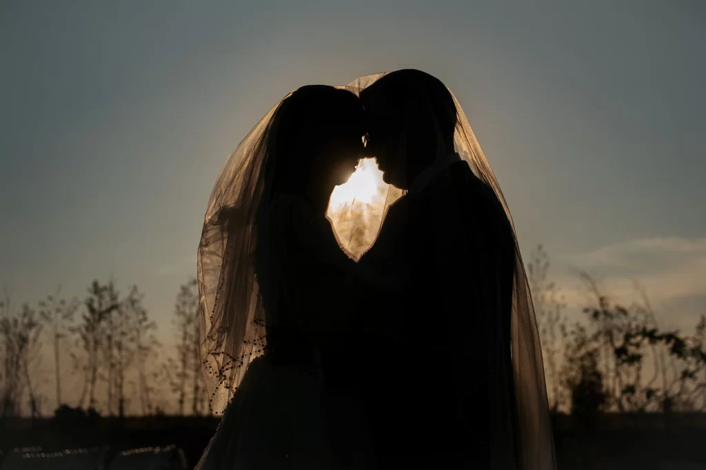 Raluca & Marius — Siluete la apus sub voal.