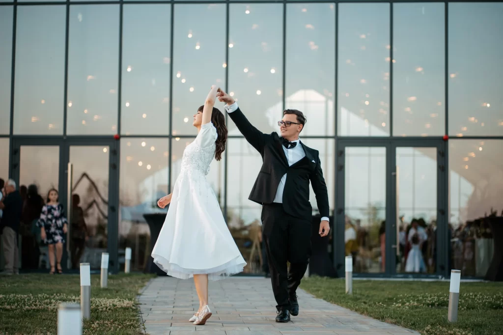 Raluca & Marius — Rotire a miresei în fața luminilor locației.