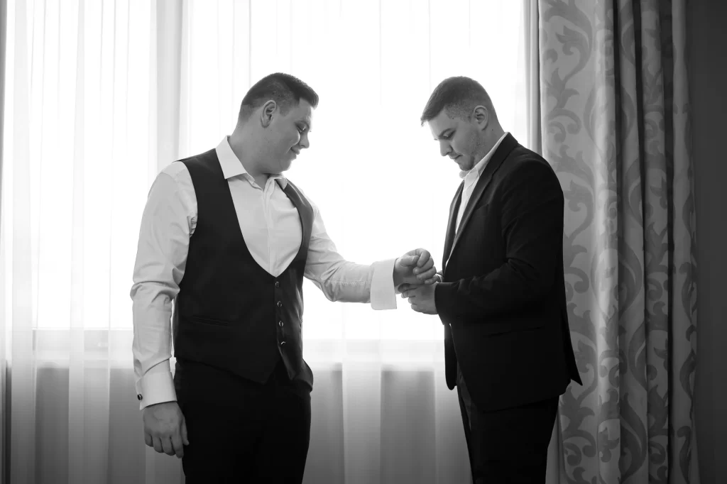 Raluca & Sebi — Ajutor la îmbrăcare.