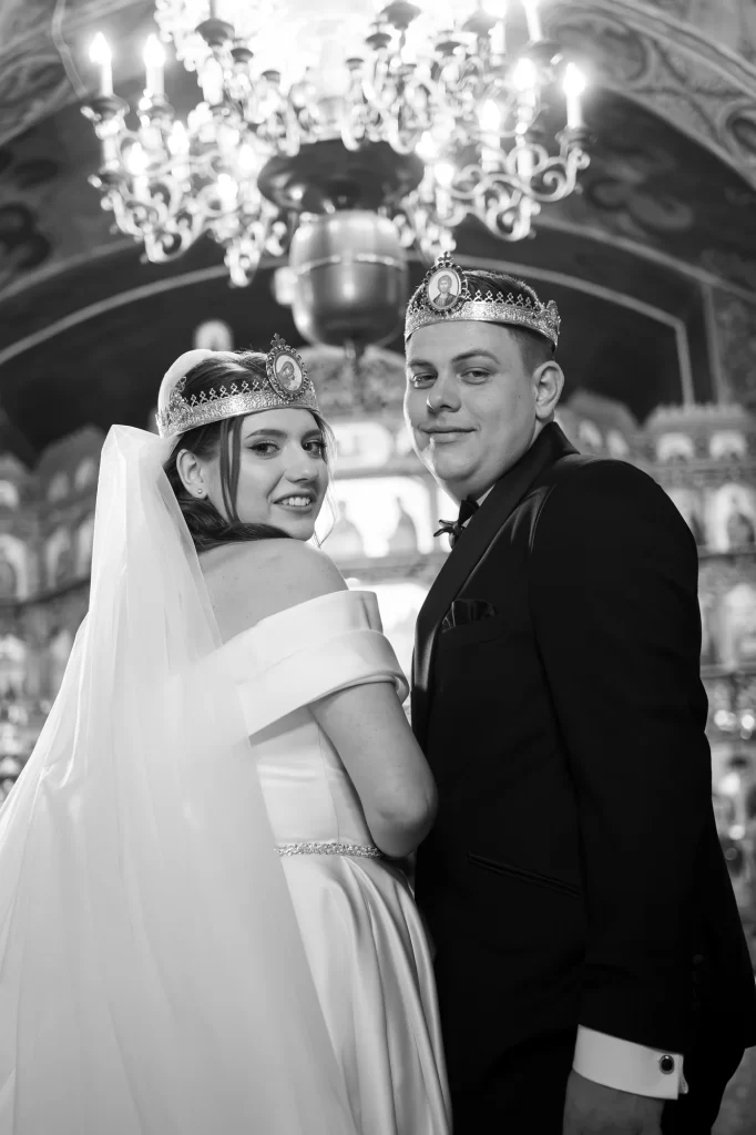 Raluca & Sebi — Portret alb-negru al cuplului cu coroane.