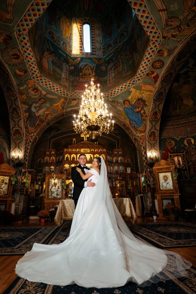 Raluca & Sebi — Portret amplu în biserică.